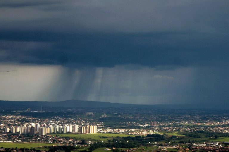 Mais de 70 cidades têm alerta de tempestade, em Goiás