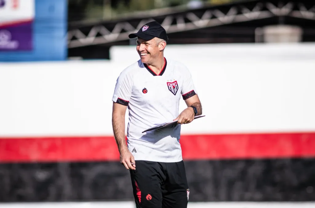 Técnico ex-Vila Nova e Atlético-GO é contratado pelo Internacional