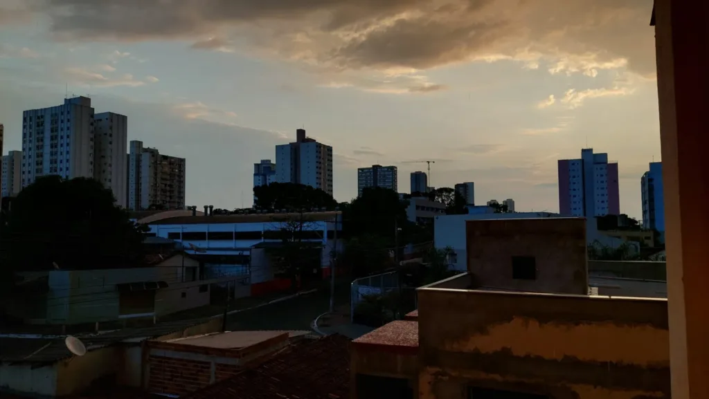 Chuva à vista: frente fria avança e Goiânia entra em alerta para tempestades e rajadas de vento