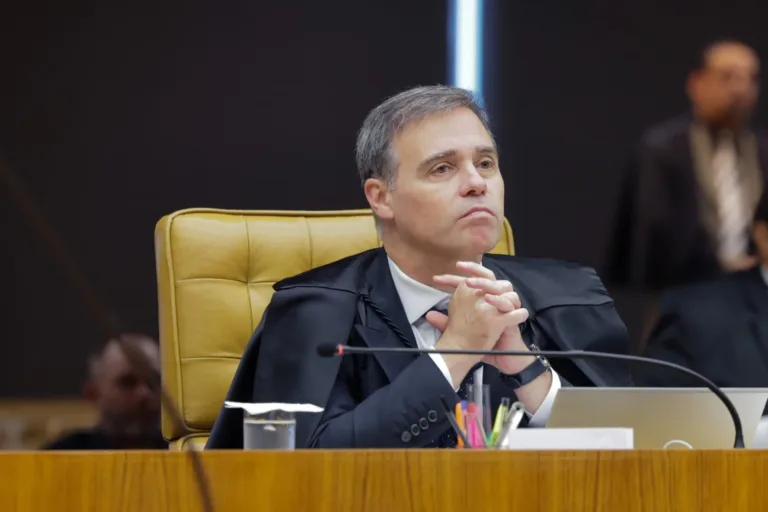 Mendonça afasta diretor-geral da PF e chefe da Inteligência da corporação