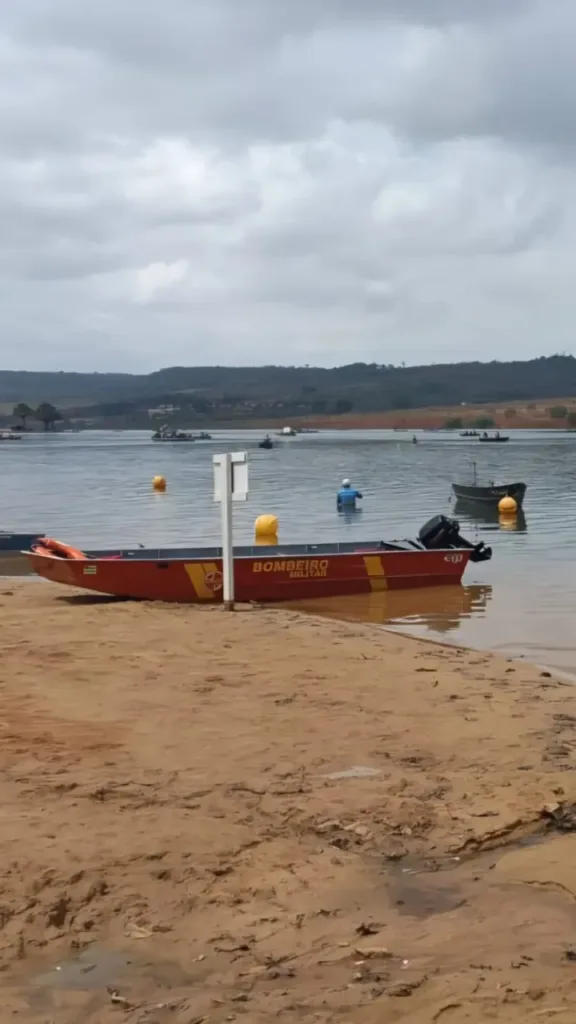 Bombeiros resgatam uma criança e três adultos após barco submergir em Jataí