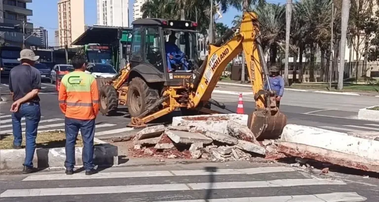 Após registros de acidentes, Prefeitura de Goiânia retira muretas da Praça Cívica
