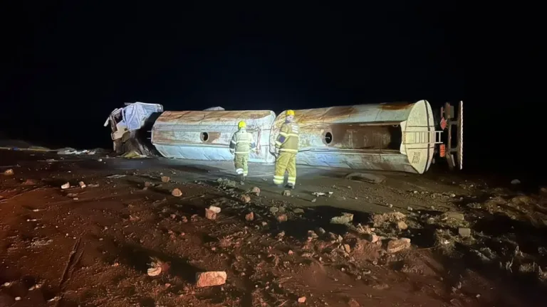 Acidente com caminhão carregado com etanol deixa uma pessoa morta e vazamento na pista, em Edéia