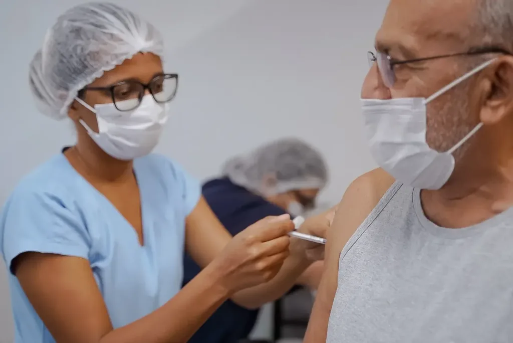 Goiás inicia vacinação da Pneumo 20 para idosos com 85 anos ou mais; mais de 31 mil doses