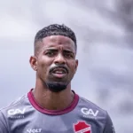 “Não existe justificativa para a minha atitude”: Hayner se desculpa por expulsão no Vila Nova