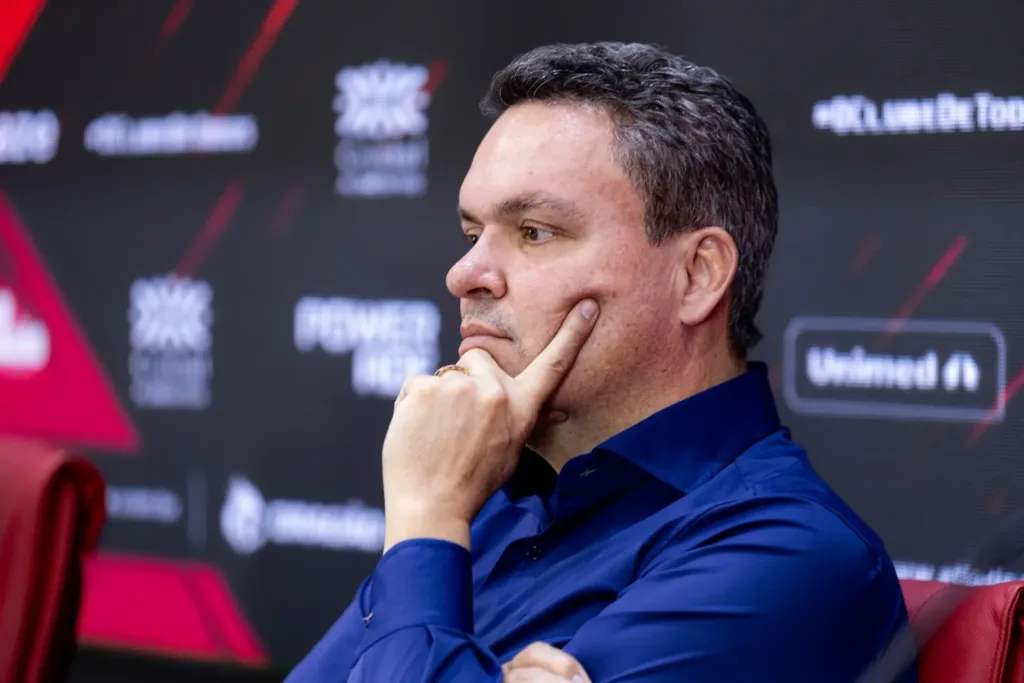 Adson Batista divulga nota com críticas ao elenco do Atlético-GO: “Atraso de futebol”