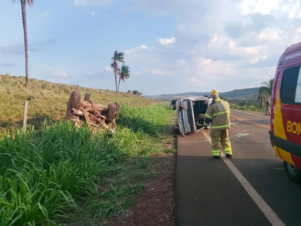 Casal de idosos morre em acidente entre duas caminhonetes na GO-221, em Doverlândia