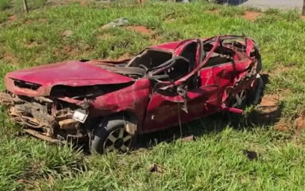 Dois estudantes de 18 anos morrem após carro capotar na GO-080, em Petrolina de Goiás