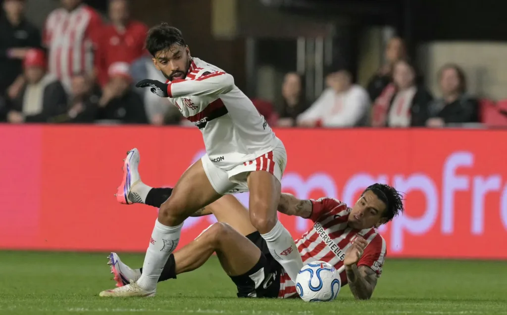 Flamengo empata com Estudiantes na Argentina e fica a uma vitória da final da Libertadores