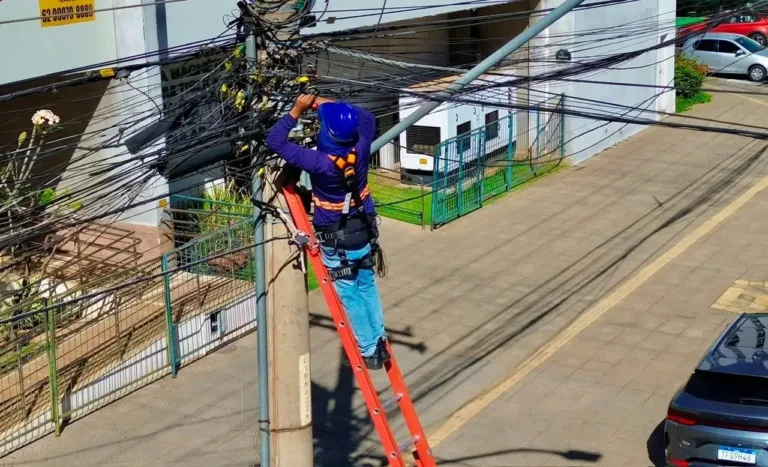 Operação Cidade Segura retira 203 toneladas de fios irregulares e reorganiza 4,6 mil postes em Goiânia