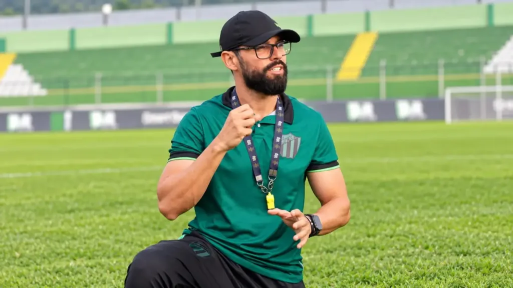 Após título e acesso, técnico Luan Carlos troca o Rio Verde por clube da Série C